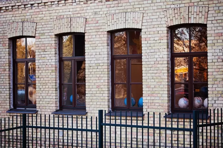 administrative-building-on-seliu-street-wooden-windows-and-door2
