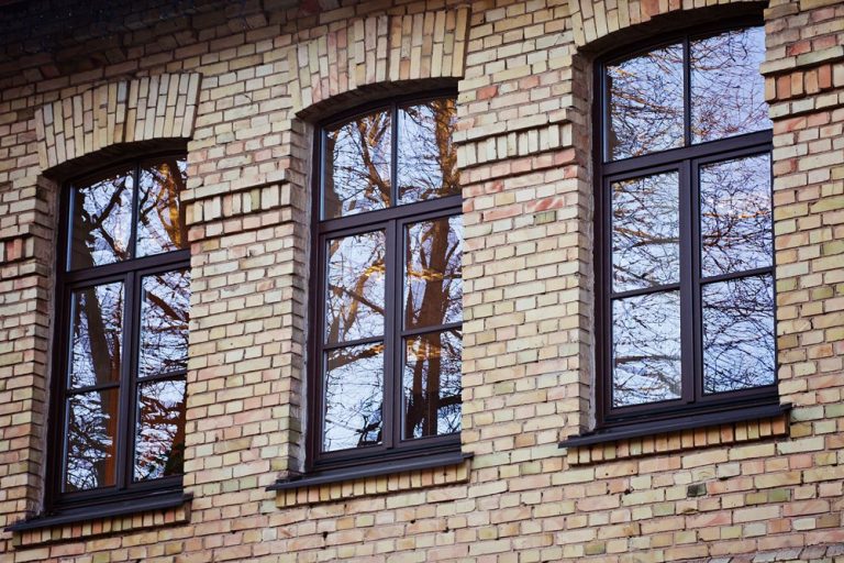 administrative-building-on-seliu-street-wooden-windows-and-door3